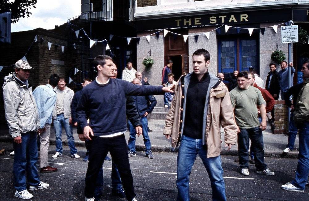 Danny Dyer (derecha, con la chaqueta bronceada) protagonizó la fábrica de fútbol, producida por Rockstar Games. | Crédito de la imagen: películas de vértigo